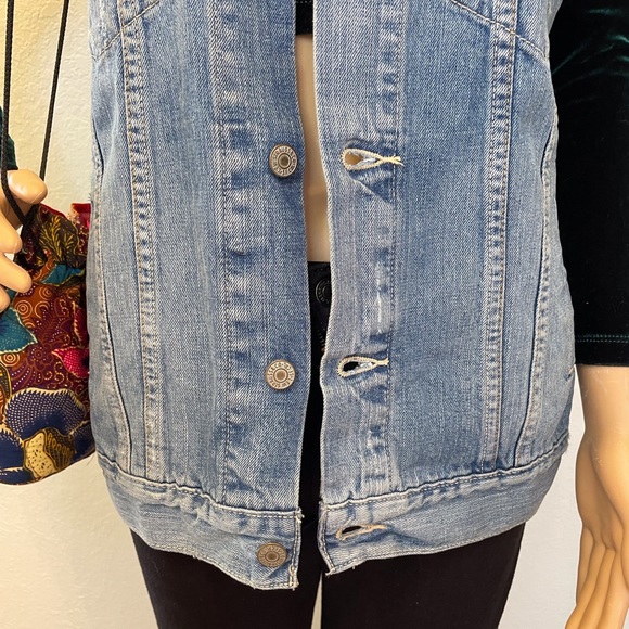 Vintage 90’s oversized medium wash Levi’s vest with pockets and grommet buttons! - Picture 3 of 9